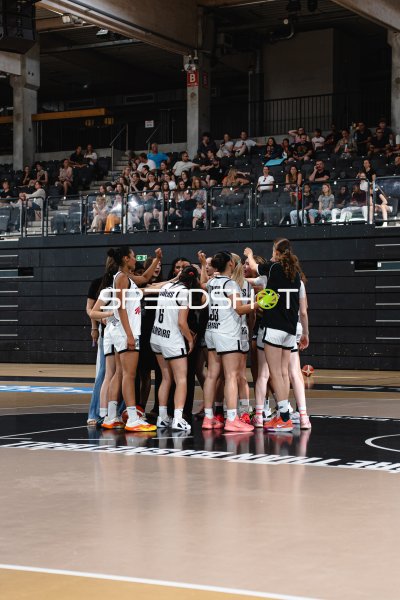 Towers Hamburg Spielerinnen in Mannschafts-Huddle in der Inselpark Arena