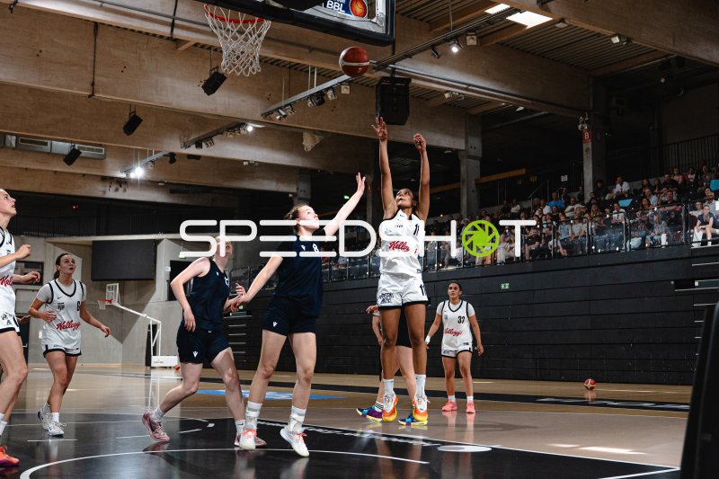 Spielerin (#11; Hamburg Bergedorf Eimsbüttel) legt zum Korb auf