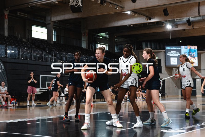 Spielerin (#8; Hamburg Bergedorf Eimsbüttel) im Angriff mit Ball