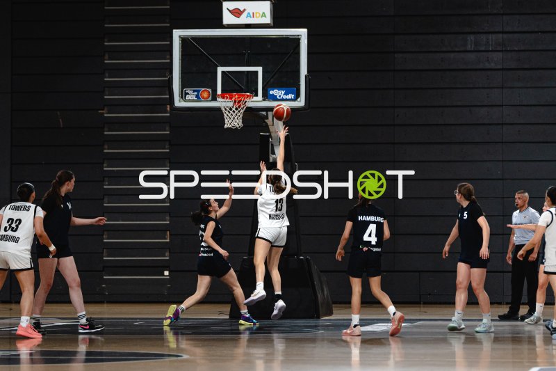 Spielerin (#13; Towers Hamburg) mit Layup an den Korb