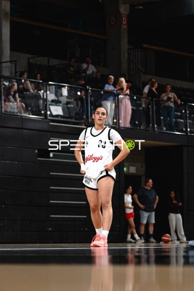 Spielerin #33 auf dem Basketballfeld in der Inselpark Arena