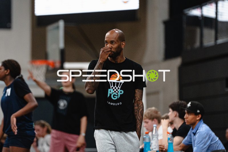 Trainer oder Offizieller mit PGP Hamburg Shirt beobachtet das Spielgeschehen