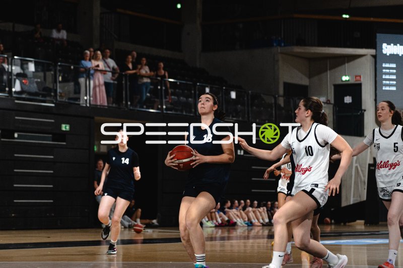 Spielerin #13 im Angriff in der Inselpark Arena Hamburg