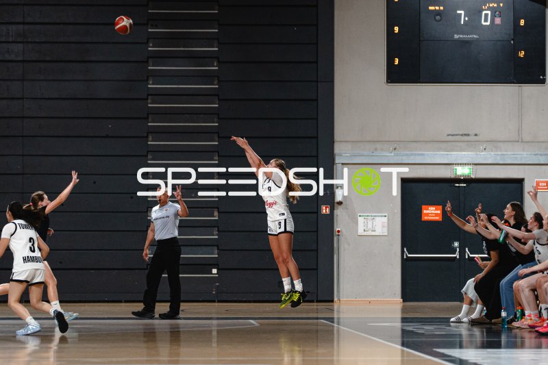 Spielerin (#9) beim Sprungwurf in der Inselpark Arena Hamburg