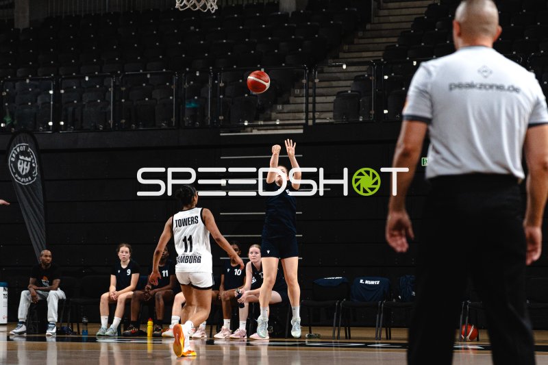 Spielerin (#5; Hamburg Bergedorf Eimsbüttel) beim Wurfversuch in der Inselpark Arena