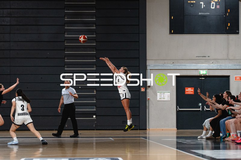 Spielerin (#9; Hamburg Bergedorf Eimsbüttel) beim Sprungwurf in der Inselpark Arena