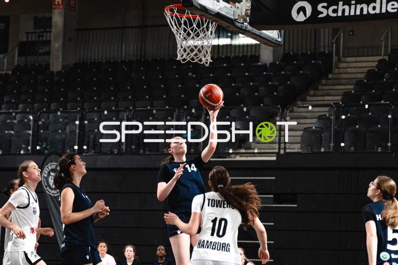 Spielerin (#14) beim Korbleger in der Inselpark Arena Hamburg