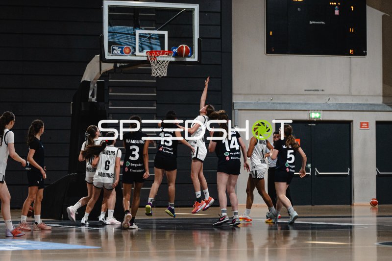 Korblegung unter dem Korb beim Jugend-Basketball in der Inselpark Arena