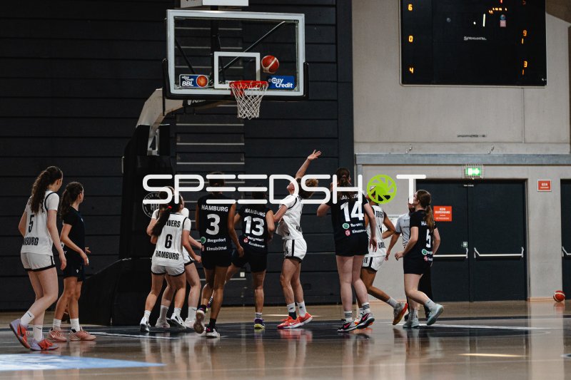 Korbwurf unter dem Basket in der Inselpark Arena Hamburg