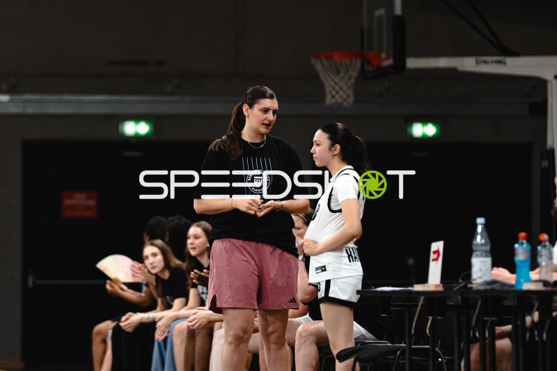 Spielerin im Gespräch an der Seitenlinie in der Inselpark Arena