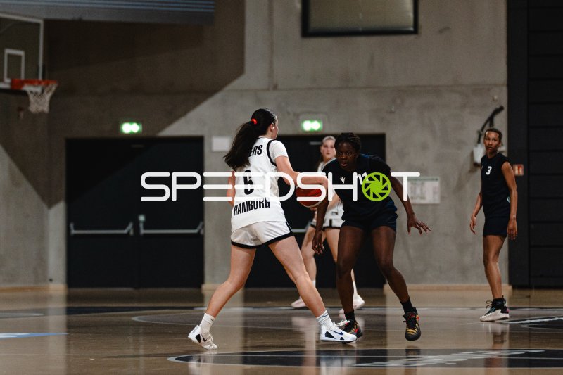 Spielerin (#6; Hamburg) im Eins-gegen-Eins in der Inselpark Arena