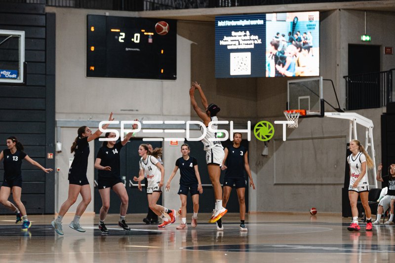 Spielerin beim Korbwurf in der Inselpark Arena Hamburg
