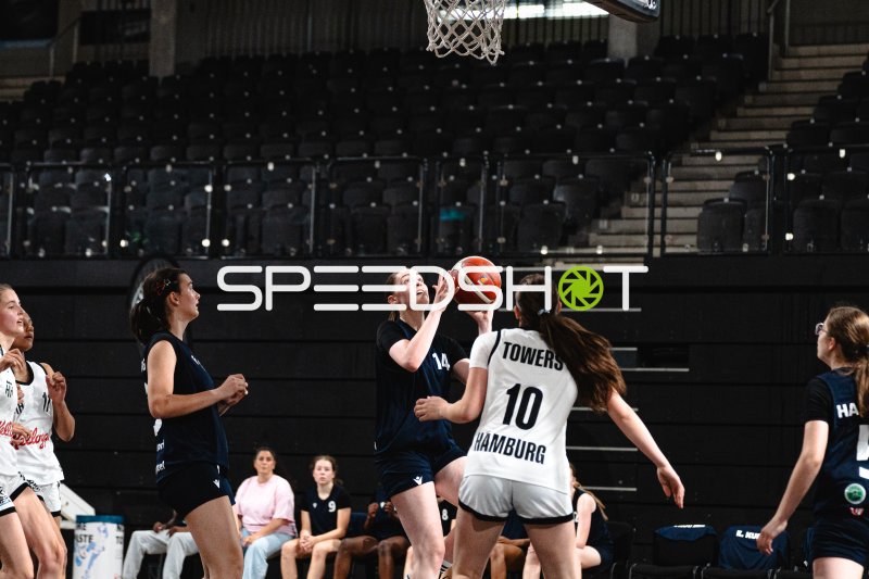 Spielerin (#14) beim Korbwurf gegen Hamburg Towers (#10)