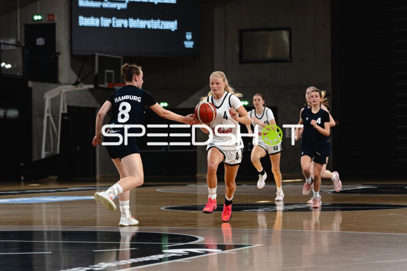Zweikampf um den Ball in der Inselpark Arena Hamburg