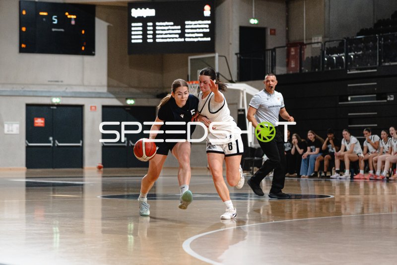 Zweikampf beim Dribbling in der Inselpark Arena Hamburg
