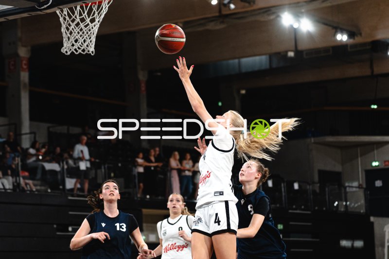 Spielerin (#4) mit Layup in der Inselpark Arena Hamburg