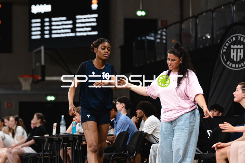 Spielerin (#10; Hamburg Bergedorf Eimsbüttel) erhält Anweisungen an der Seitenlinie