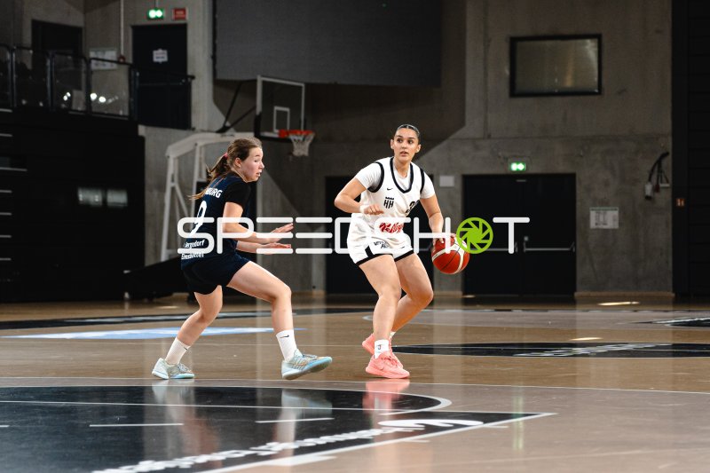 Ballführende Spielerin im Eins-gegen-eins gegen Hamburg Bergedorf Eimsbüttel
