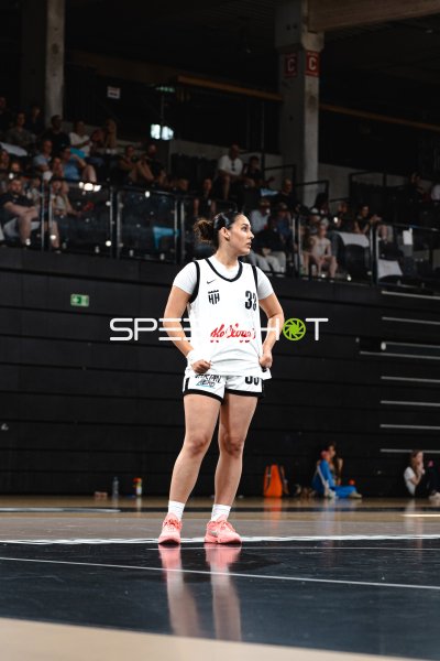 Spielerin (#33; Hamburg Bergedorf Eimsbüttel) auf dem Basketballfeld in der Inselpark Arena