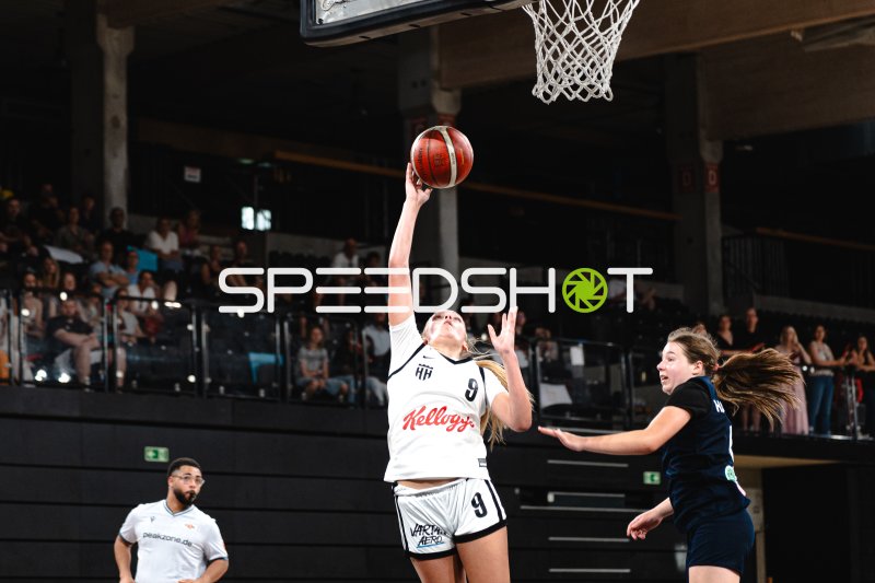 Spielerin (#9) mit Layup unter dem Korb in der Inselpark Arena