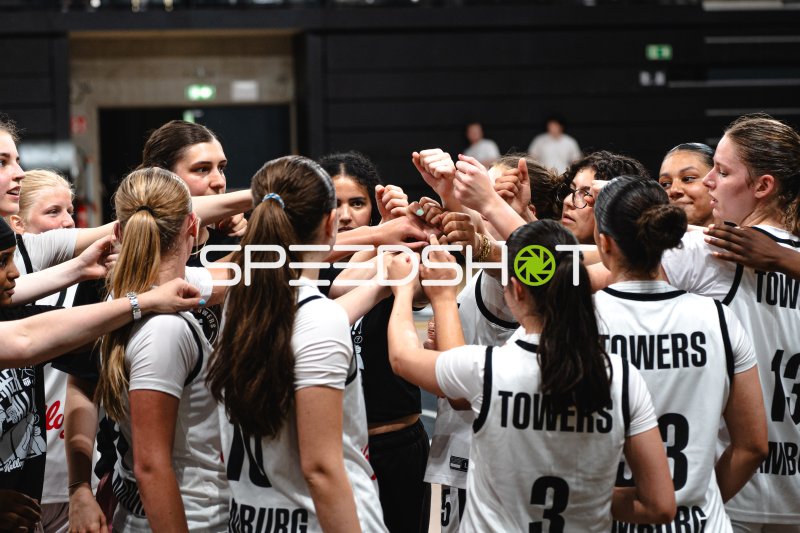 Hamburg Towers Damen beim Mannschafts-Huddle in der Inselpark Arena