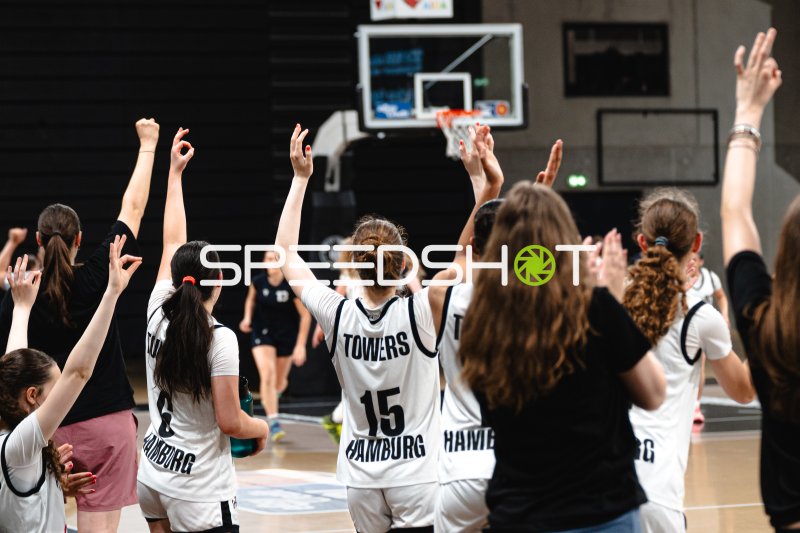 Hamburg Towers (#15) und Team feiern gemeinsam in der Inselpark Arena
