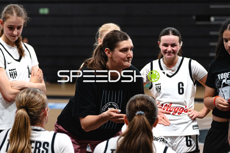 Auszeit-Besprechung der Towers-Spielerinnen in der Inselpark Arena