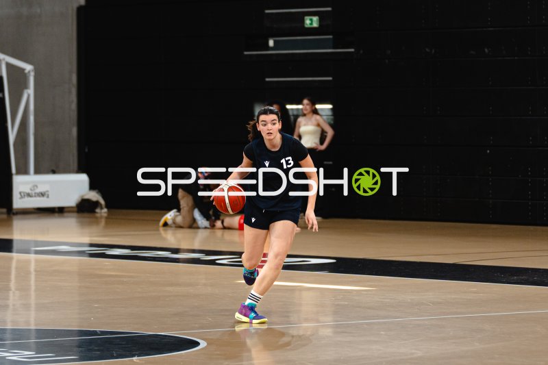 Spielerin (#13; Hamburg Bergedorf Eimsbüttel) beim Dribbling in der Inselpark Arena