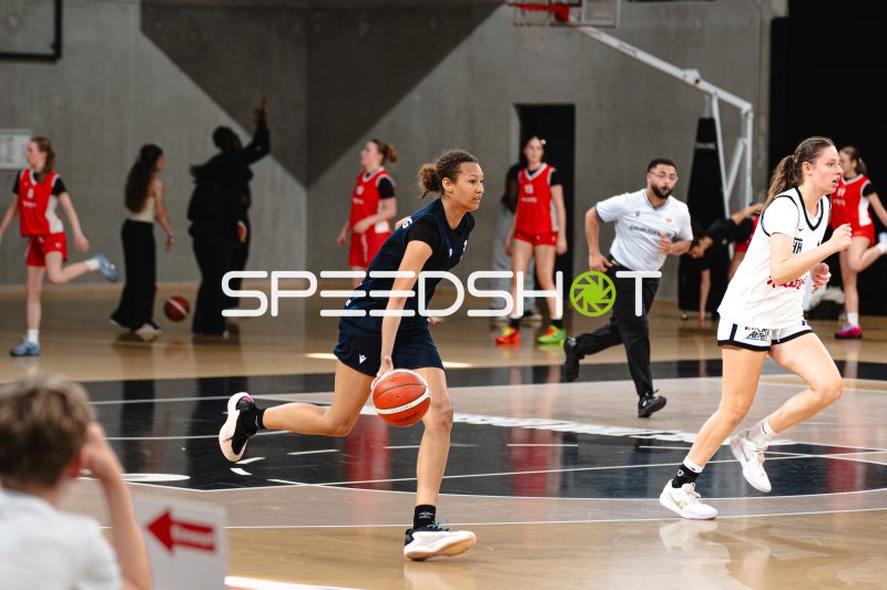 Hamburg Bergedorf Eimsbüttel Spielerin im Dribbling gegen weißes Team