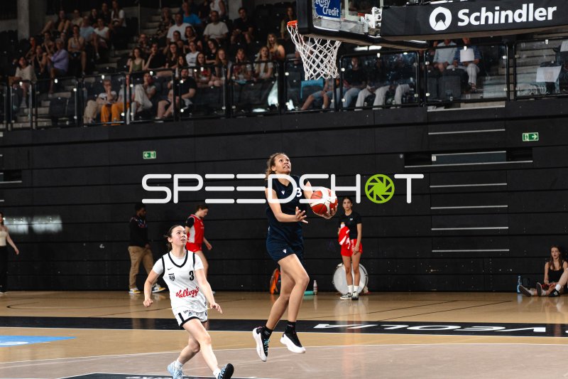 Spielerin (#3) beim Korbleger in der Inselpark Arena Hamburg