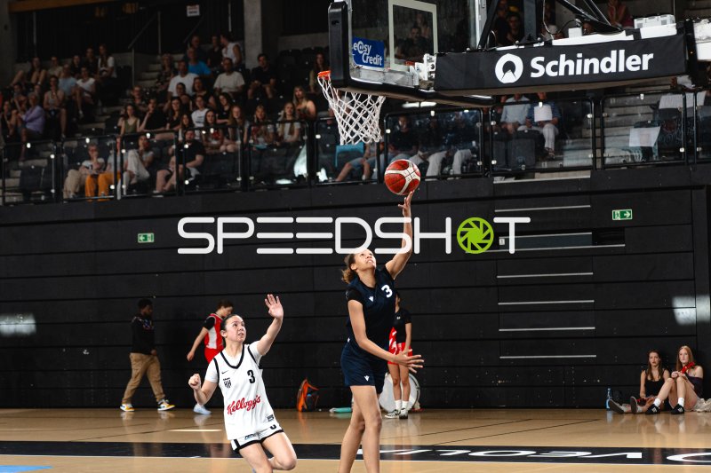 Spielerin (#3; Hamburg Bergedorf Eimsbüttel) mit Korbleger in der Inselpark Arena