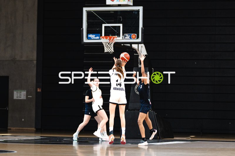 Spielerin #14 (Hamburg) beim Korbwurf unter Bedrängnis