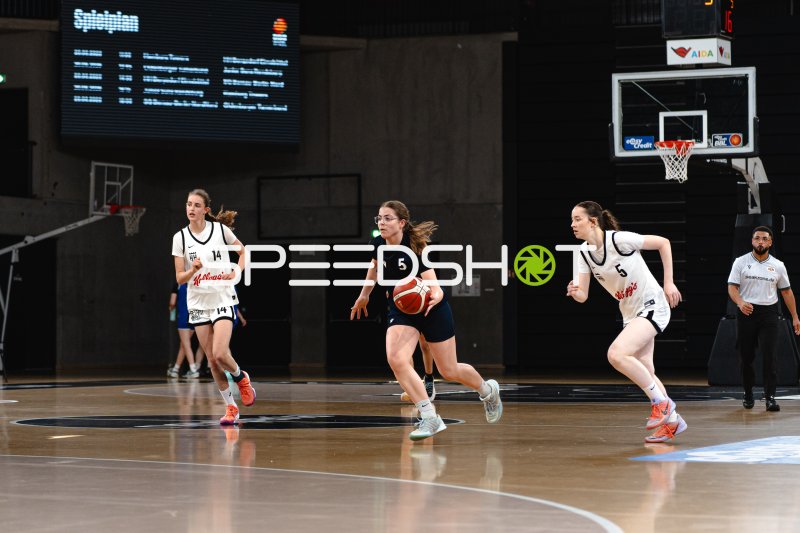 Spielerin (#5; Hamburg Bergedorf Eimsbüttel) im Dribbling durch die Abwehr