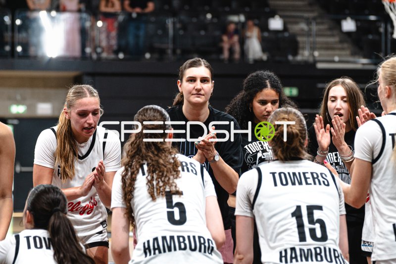 Hamburg Towers Damen in Teambesprechung in der Inselpark Arena