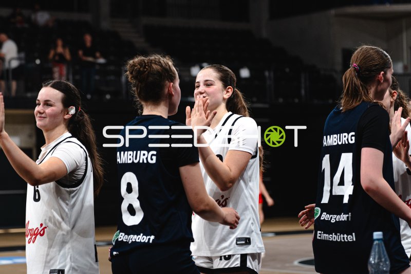 Hamburg Bergedorf Eimsbüttel (#8, #14) beim Spieler-Austausch nach dem Spiel