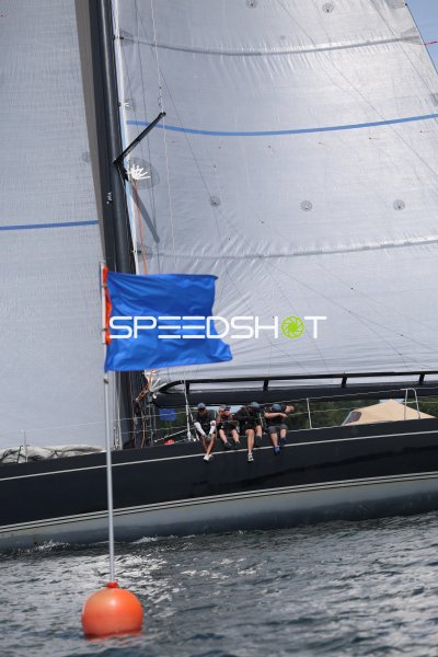 Segelyacht Calypso (GER 8088) mit Crew passiert blaue Regattaboje in Eckernförde