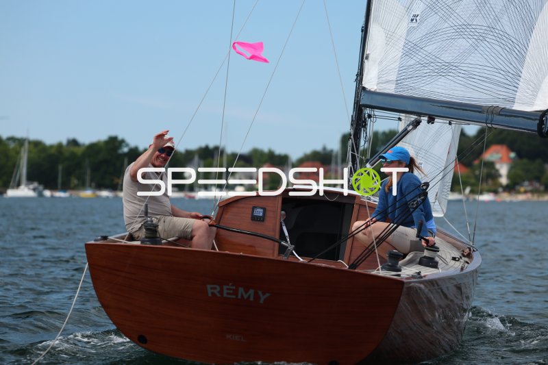 Segelboot RÉMY mit zwei Personen auf dem Wasser bei Eckernförde
