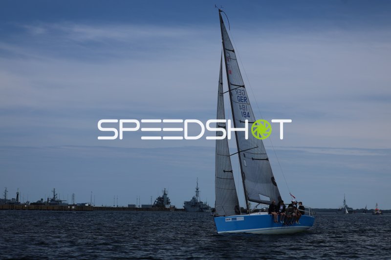 Segelboot GER 184 auf der Eckernförder Bucht vor Marinestützpunkt