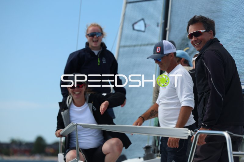 Crew auf einem Segelboot beim Regatta-Event in Eckernförde