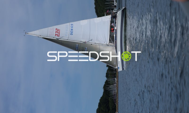 Segelboot DEN 69 (#332) auf dem Wasser im Hafen Eckernförde