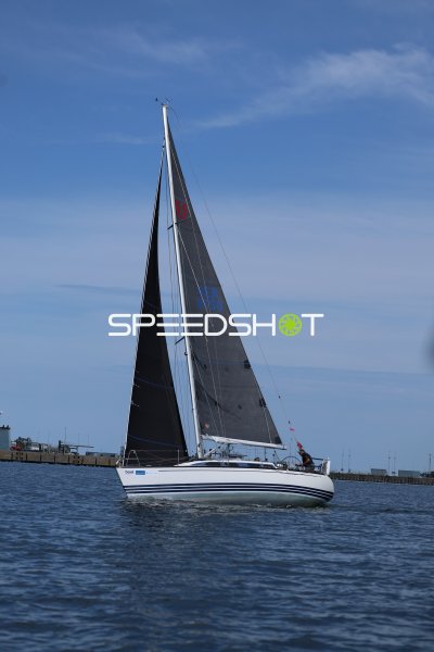 Segelboot mit schwarzen Segeln im Hafen Eckernförde