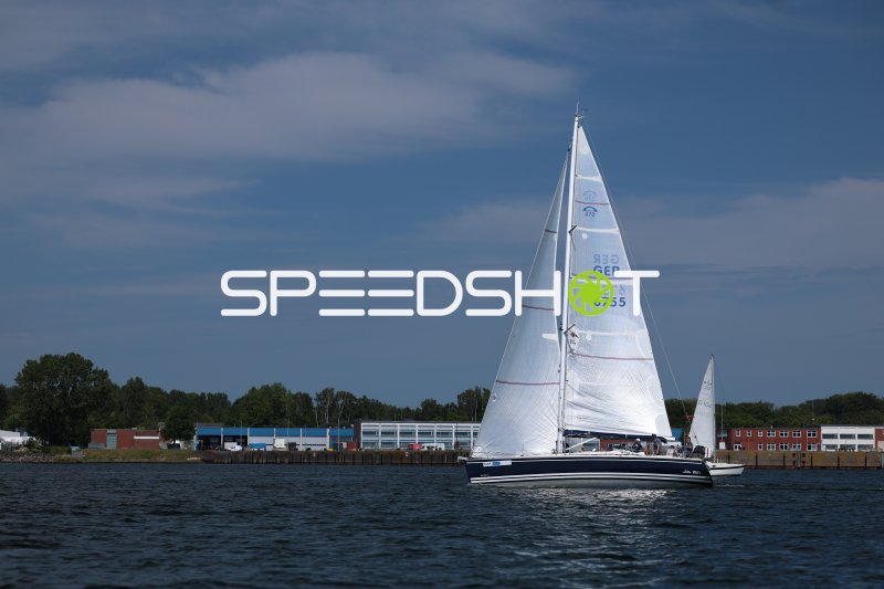 Segelboot GER 6755 auf dem Wasser im Hafen Eckernförde
