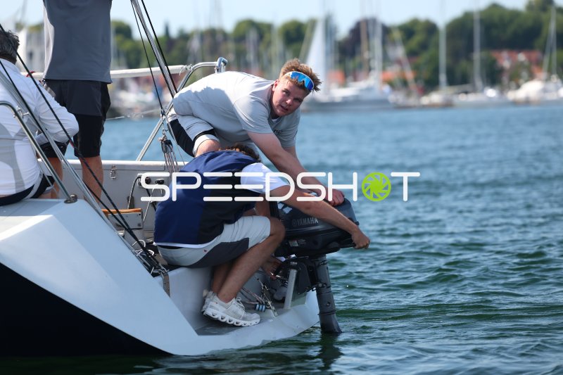 Crew arbeitet am Yamaha-Außenbordmotor eines Segelboots in Eckernförde