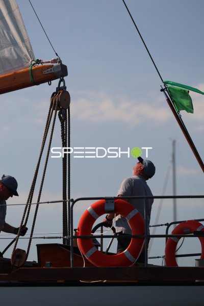 Crew-Mitglieder bei Segelmanöver im Hafen Eckernförde