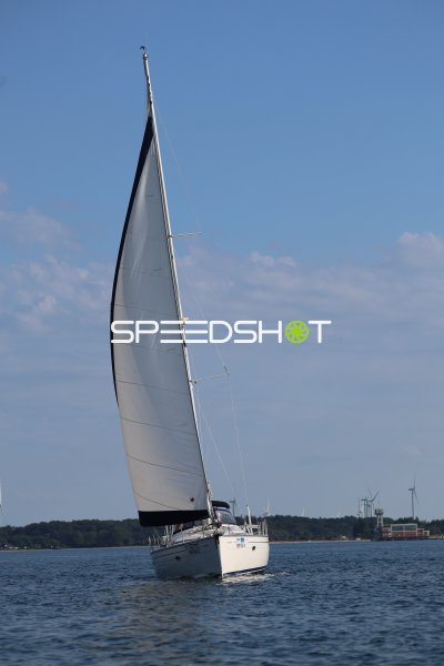 Segelboot auf der Eckernförder Bucht bei sonnigem Wetter