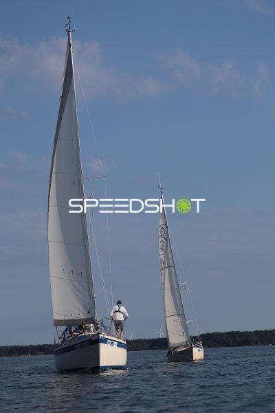 Zwei Segelboote auf der Eckernförder Bucht bei Regatta