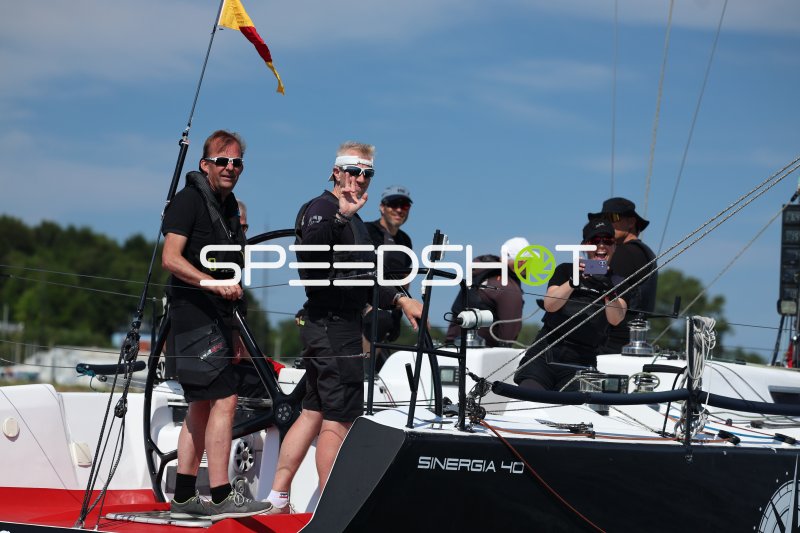 Crew der Sinergia 40 im Hafen Eckernförde