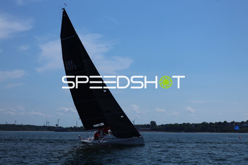 Segelboot GER 5373 mit schwarzem Segel auf der Eckernförder Bucht