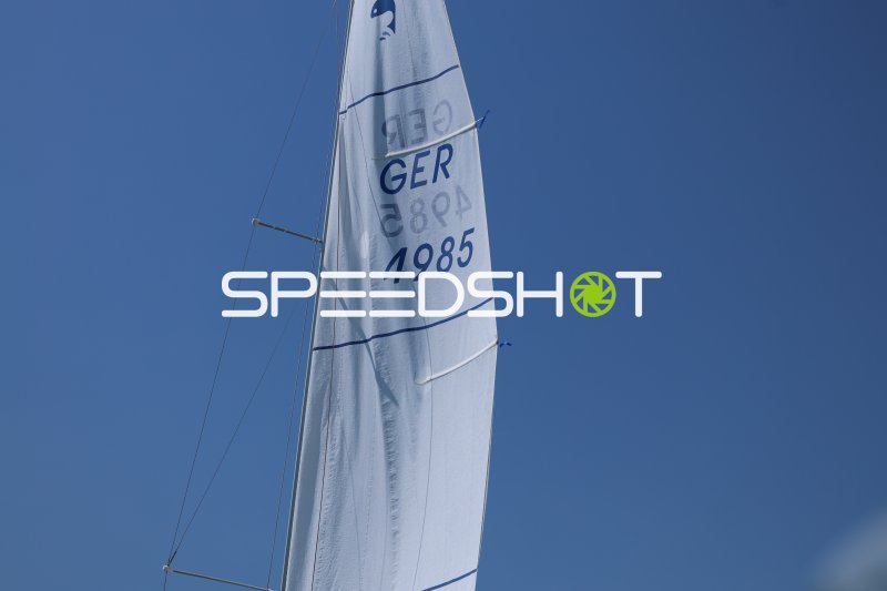 Segelboot GER 4985 mit weißem Großsegel vor blauem Himmel
