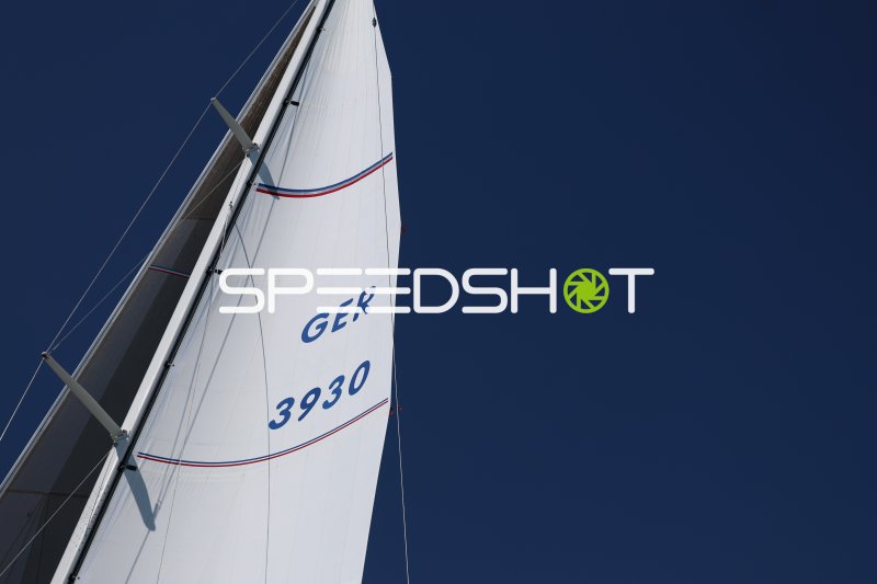 Segelboot GER 3930 unter strahlend blauem Himmel in Eckernförde